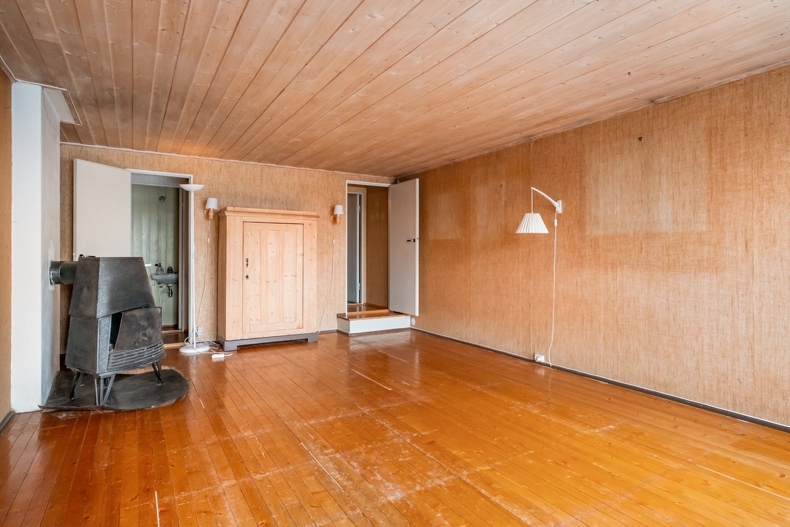 Kjellerstue med bad og liten gang Galleribilde