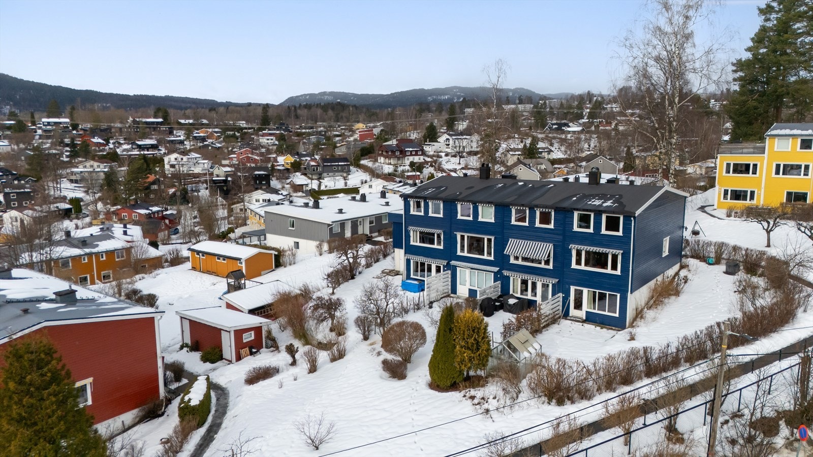 Eiendommen har en tilbaketrukken, attraktiv og barnevennlig beliggenhet i et veletablert boligområde på Hosle Galleribilde