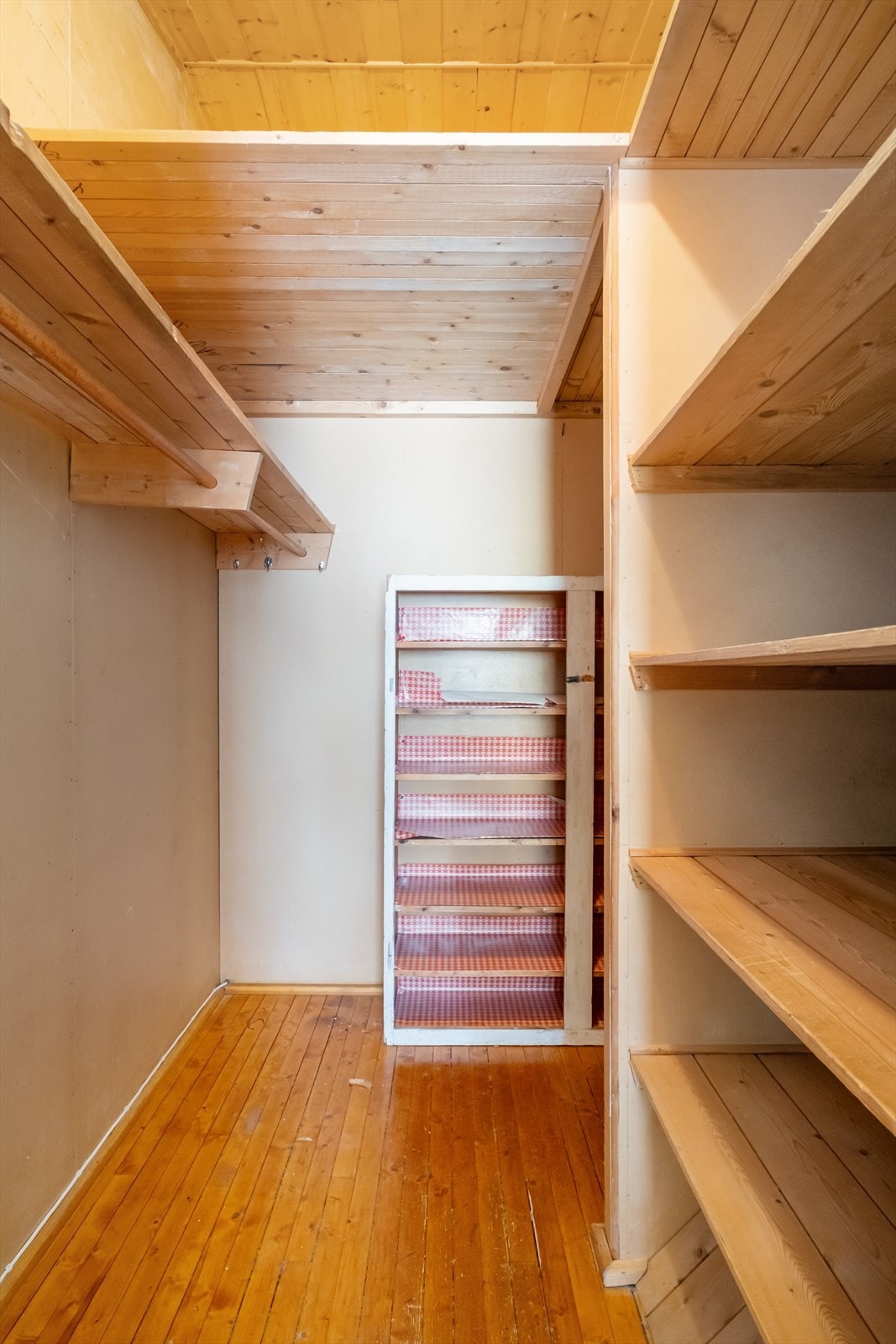 Stor garderobe med hems innenfor soverom. Godt med lagringsplass Galleribilde