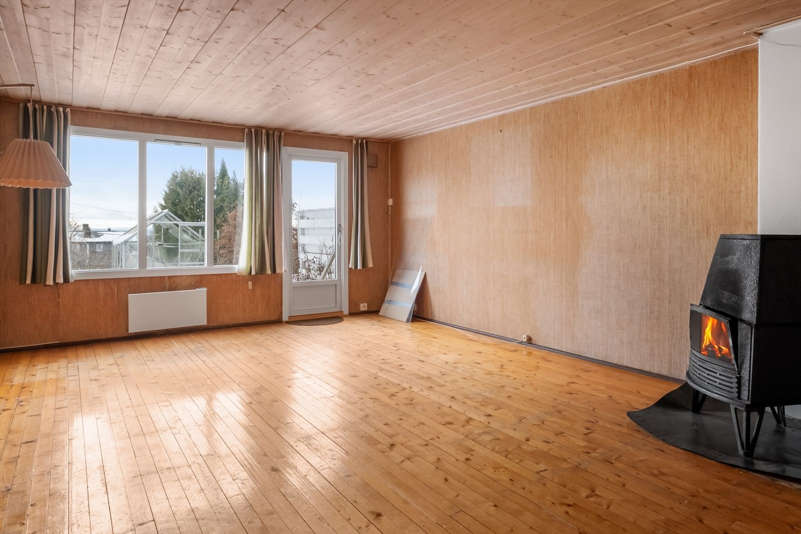 Kjellerstue med ildsted og utgang hage Galleribilde
