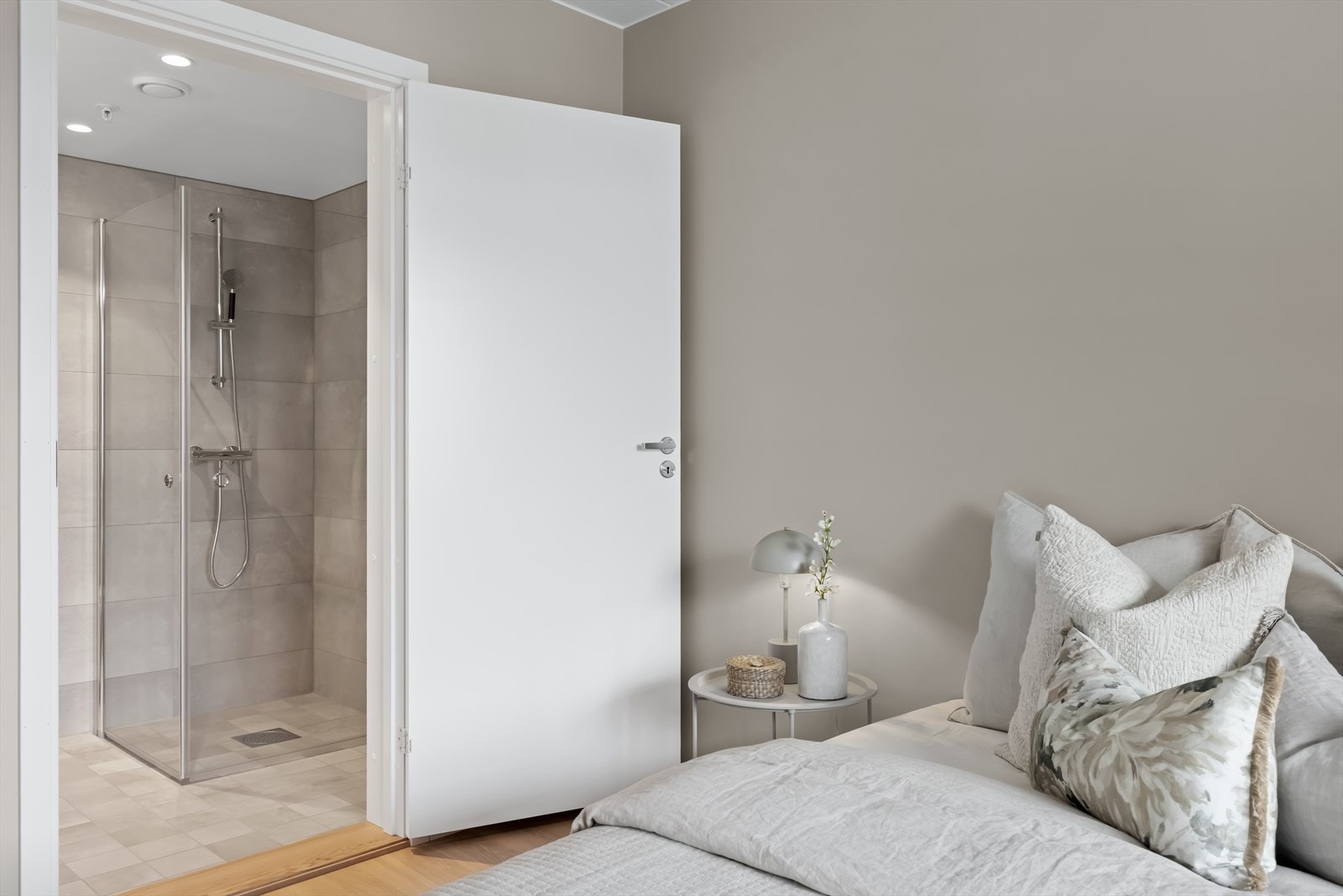Fra soverom er det direkte adkomst til badet. Galleribilde