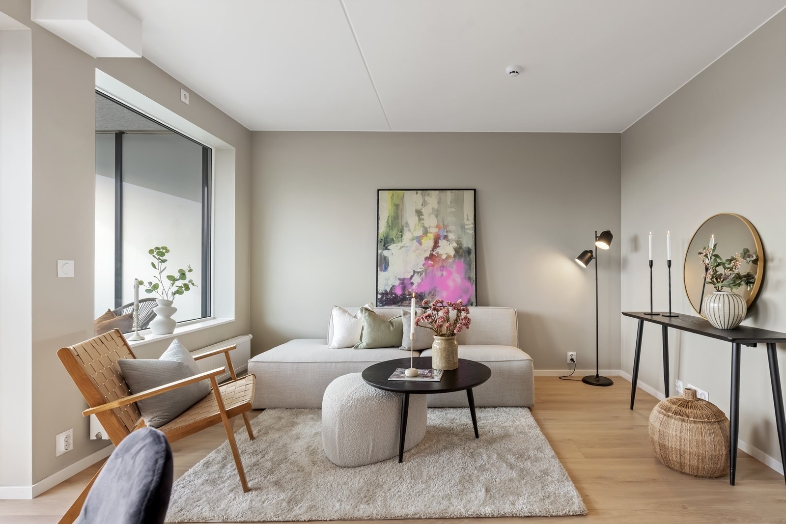 Stuen er lys og trivelig med store vindusflater. Galleribilde
