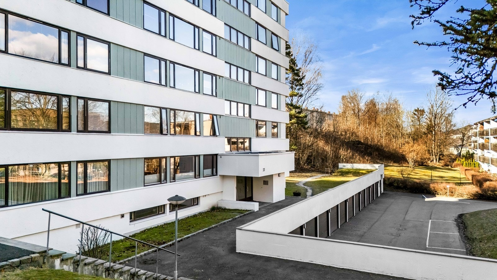 Beliggenheten er svært ettertraktet, med kort vei til Røa sentrum, dagligvarebutikker, kollektivtransport og flotte tur- og friluftsområder som Mærradalen og Nordmarka. Galleribilde