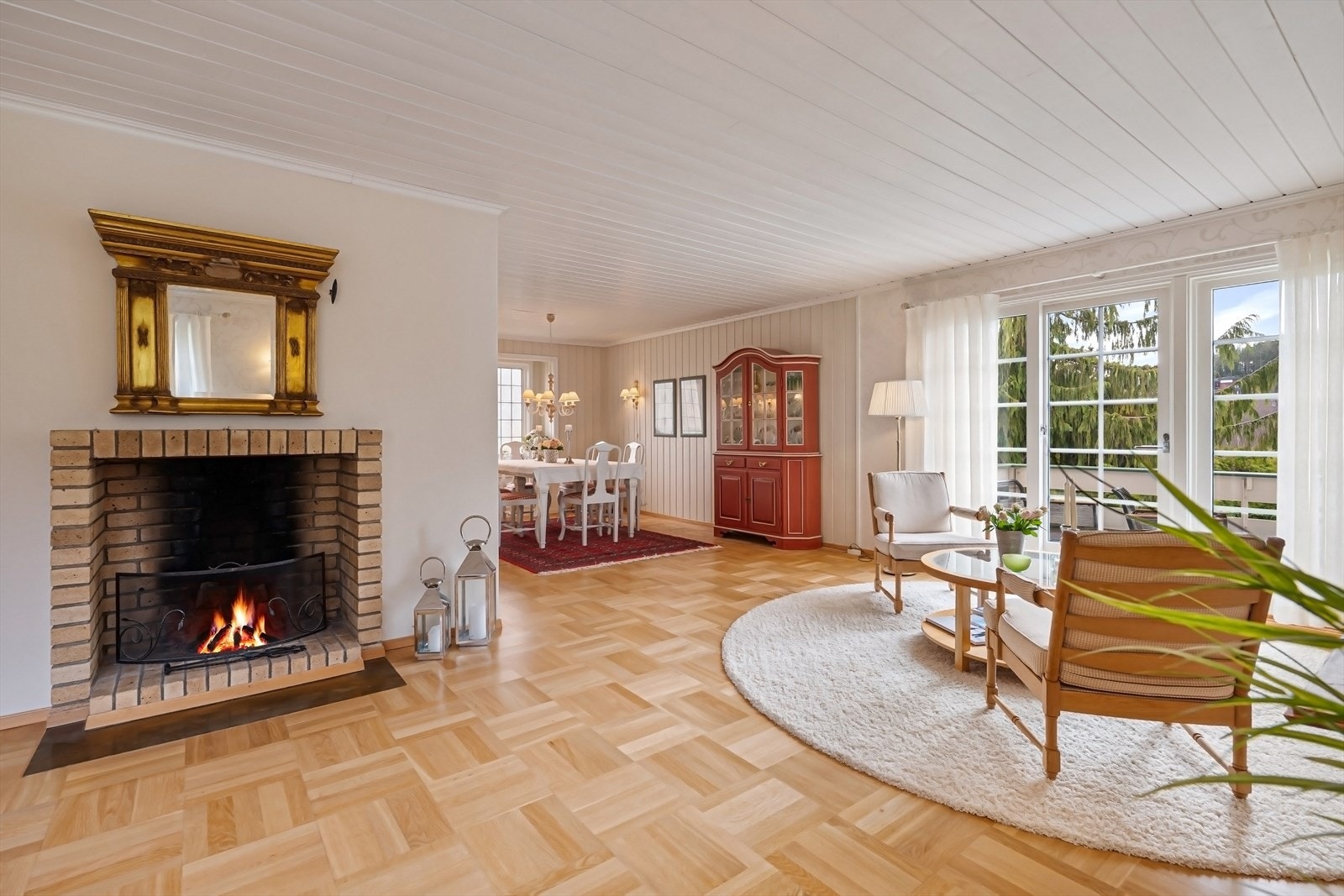 Flott stue med gode muligheter for å møblere i flere soner. Galleribilde
