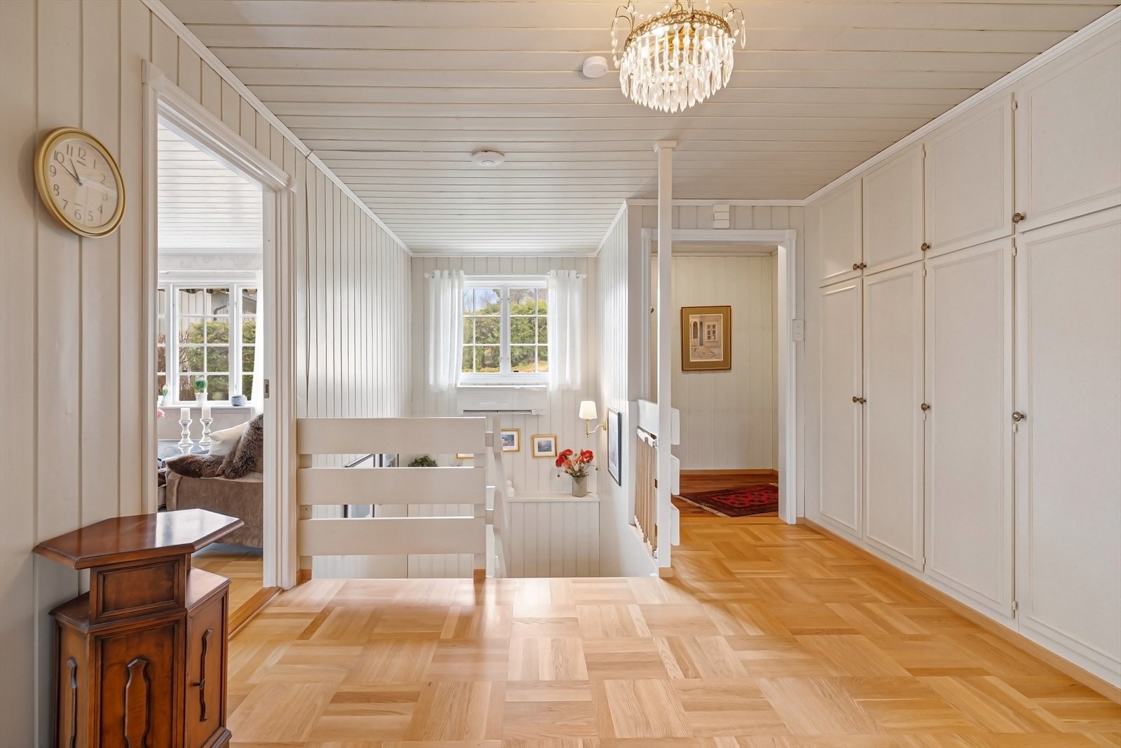 Trappegang med garderobeskap og vindfang med utgang til terrasse og hage. Galleribilde
