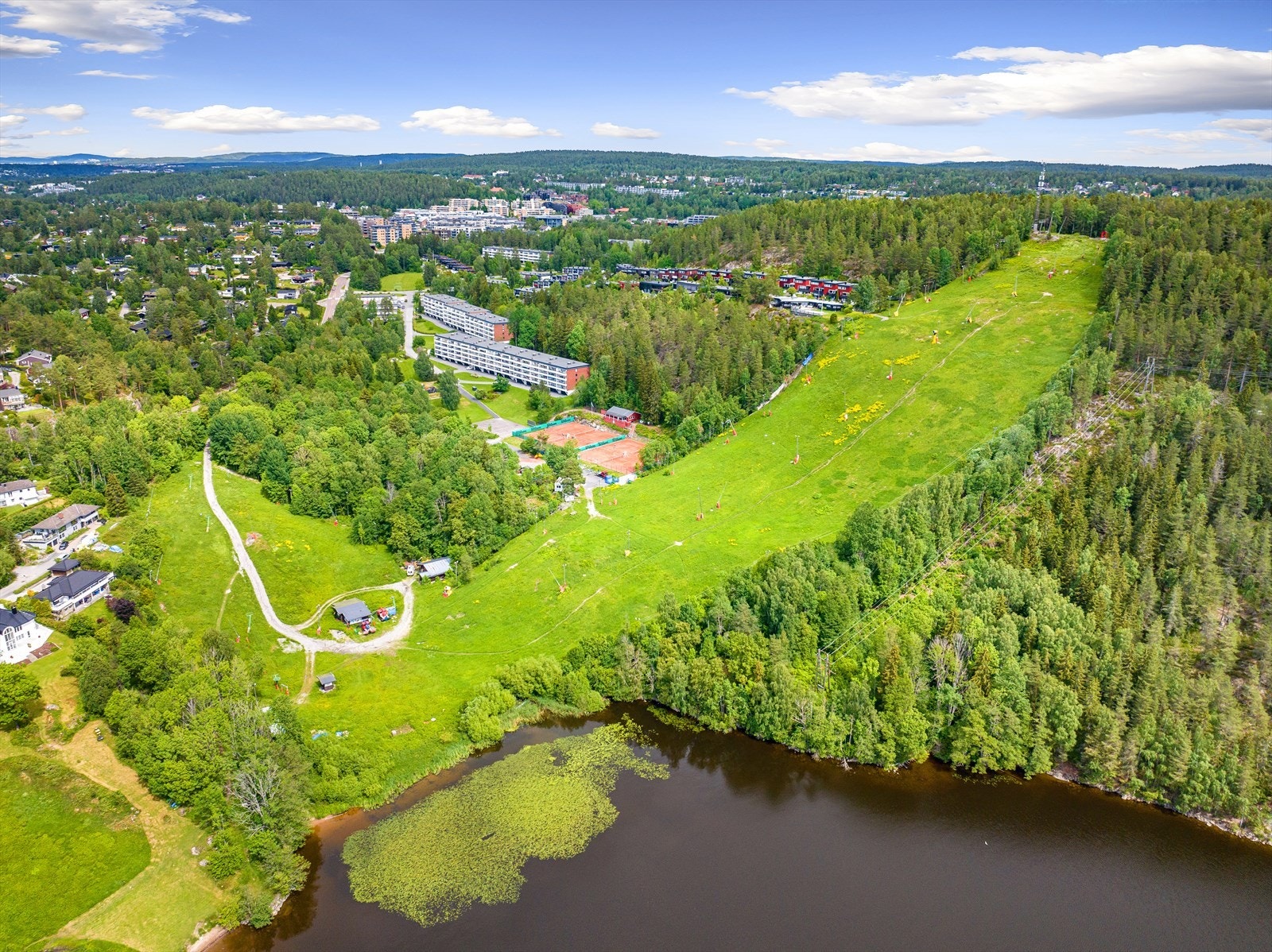 Nærhet til Ingierkollen slalåmsenter, utendørs tennisbaner og Gjersjøen med turstier og badeplasser Galleribilde