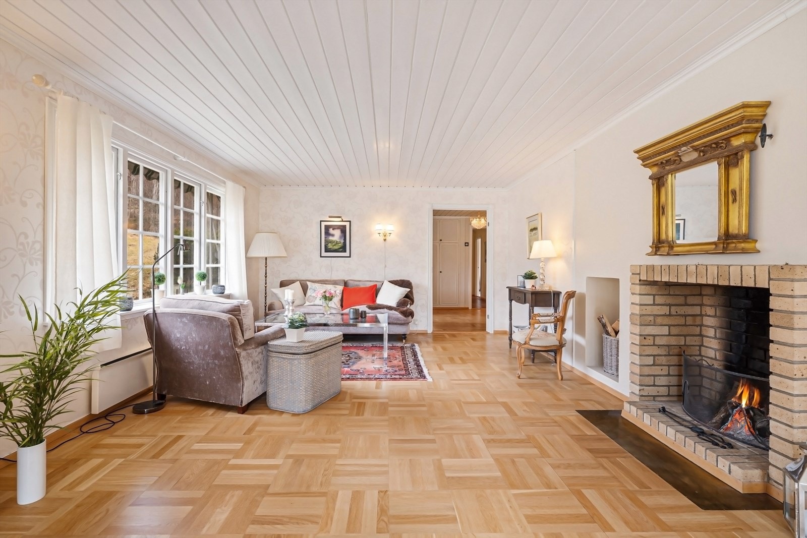 Lys stue med peis og pene gulv. Galleribilde