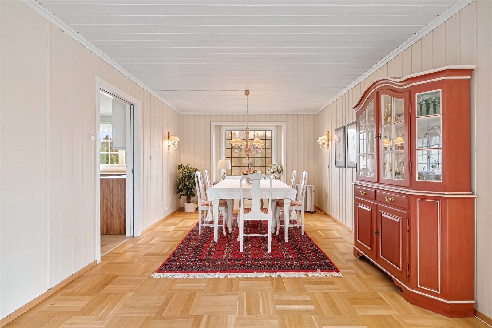 Hyggelig spisestue med plass til stort spisebord. Galleribilde
