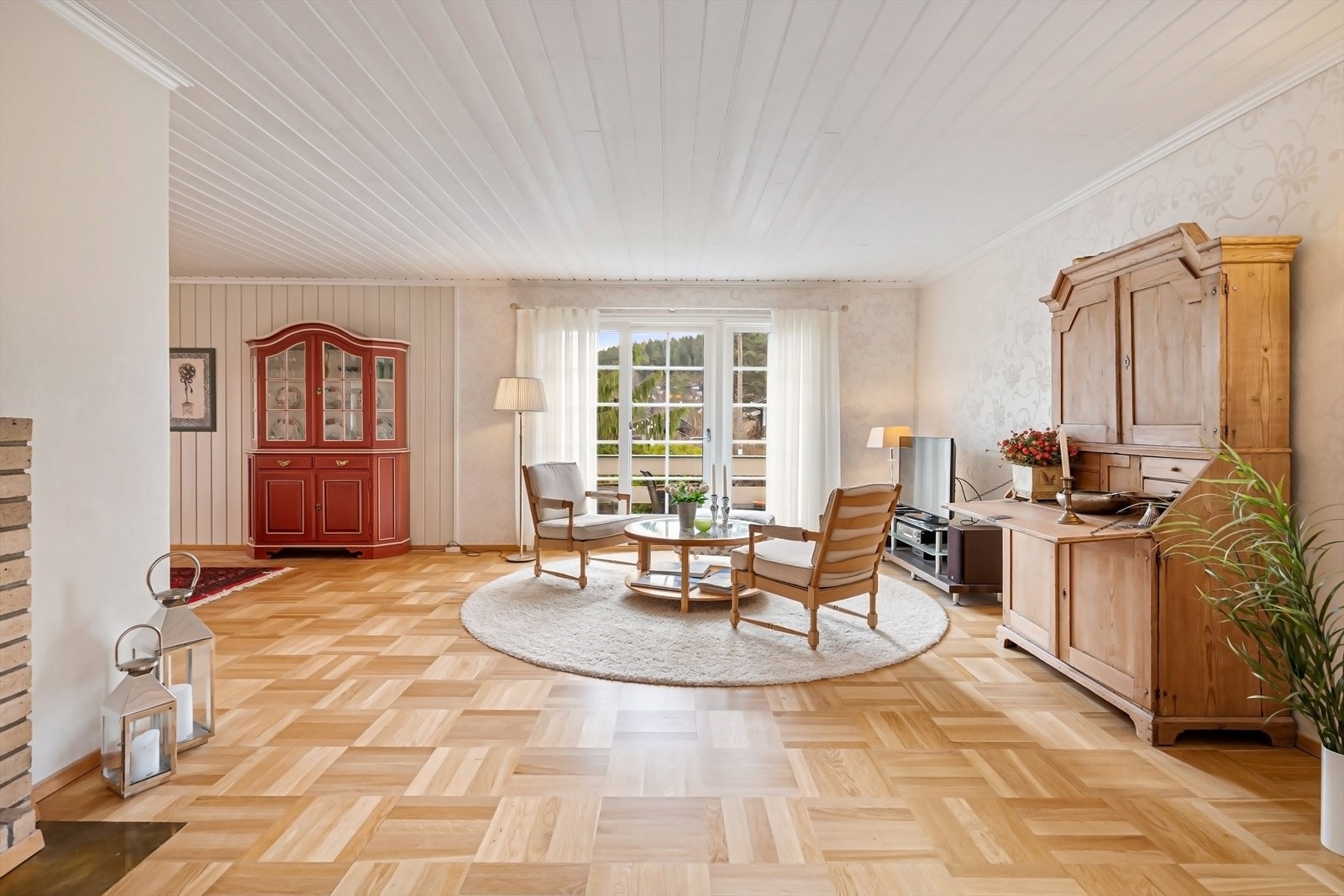 Fra stuen er det utgang til terrasse. Galleribilde