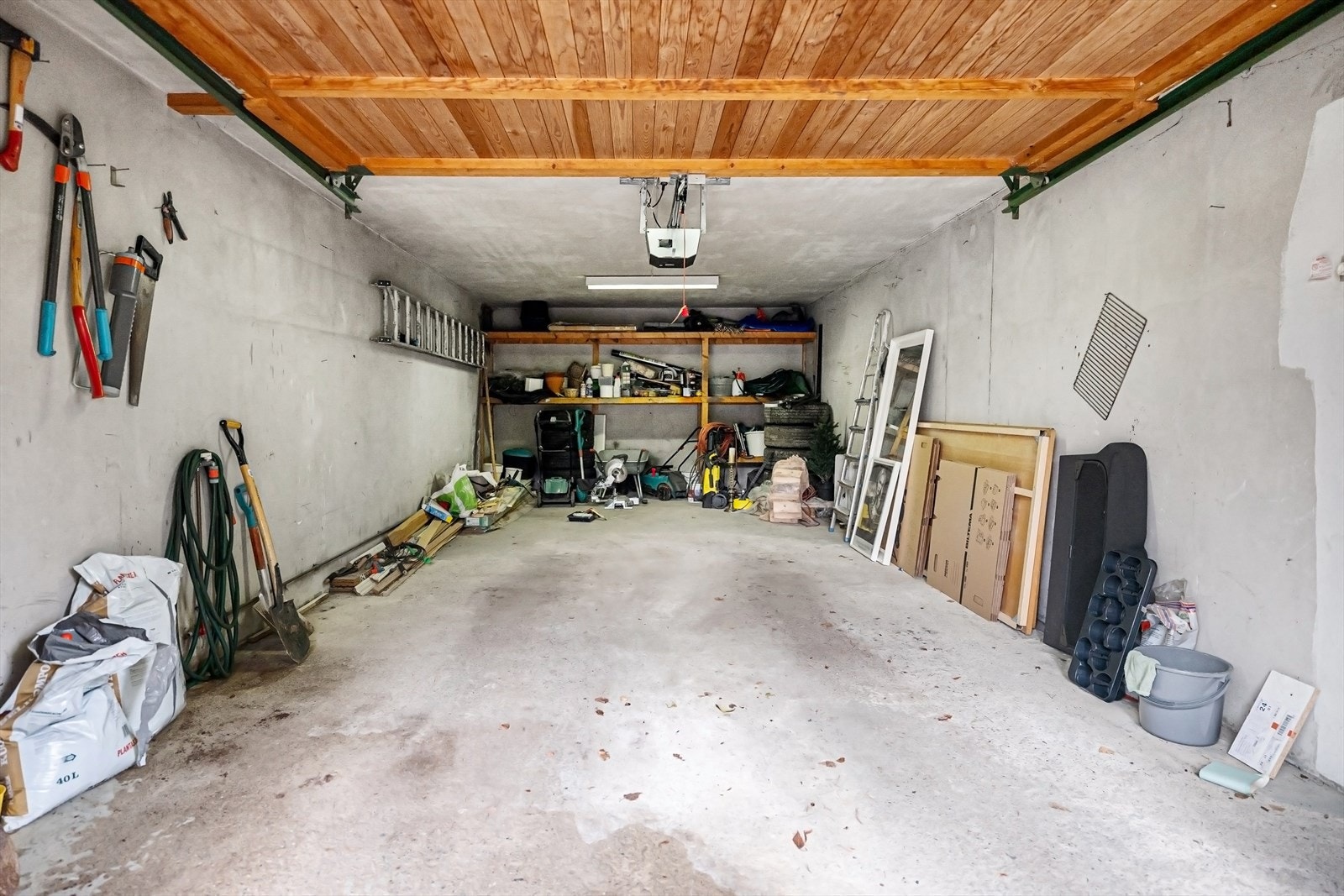 Garasje med elektrisk port. Galleribilde