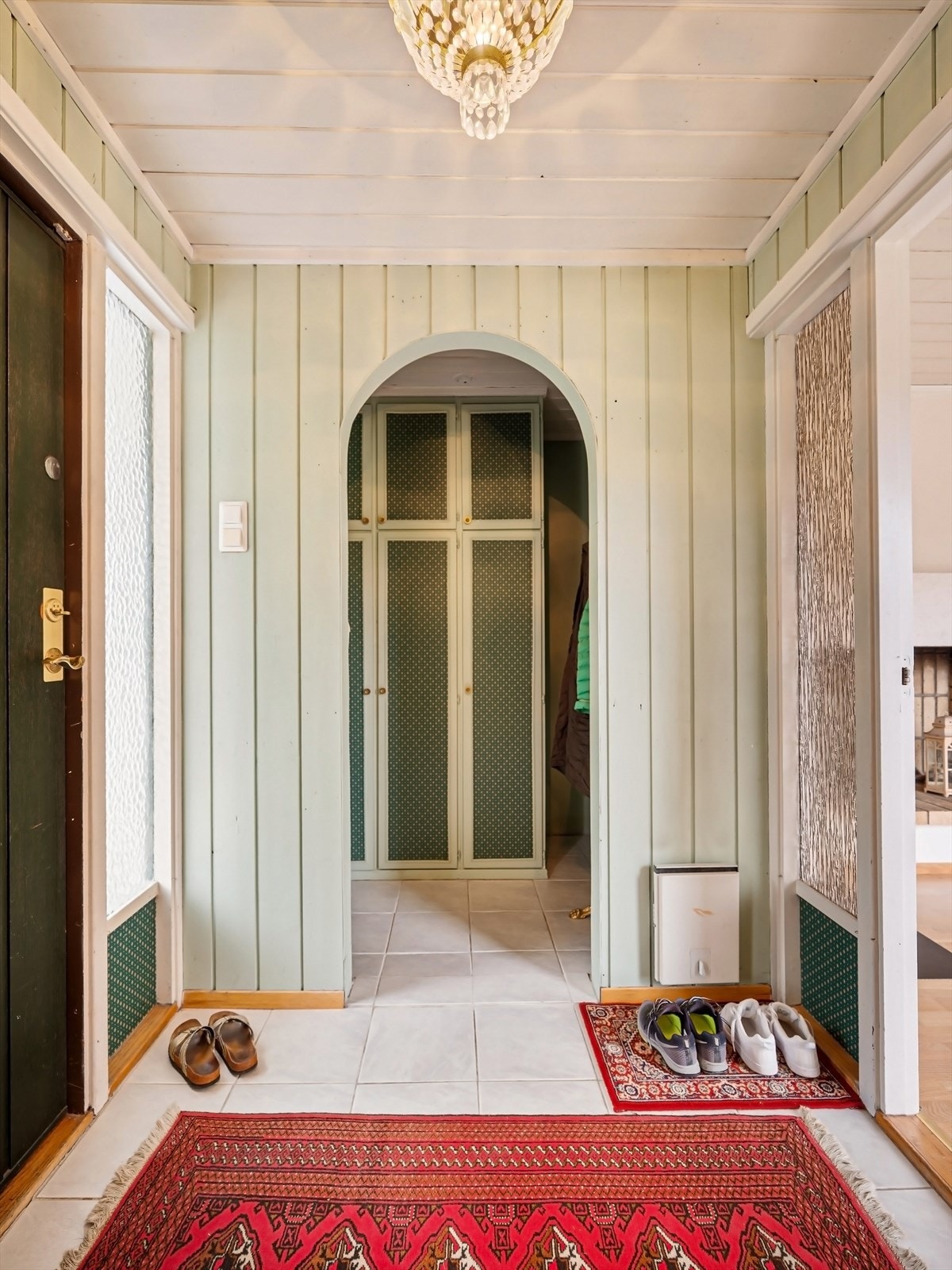Inngangsparti og entré med garderobe. Galleribilde