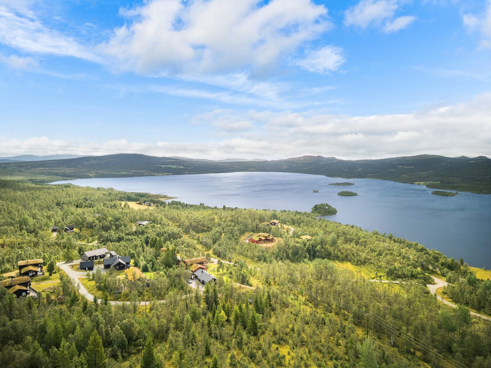 På vinterstid er det oppkjørte skispor noen hundre meter fra hytta. Galleribilde