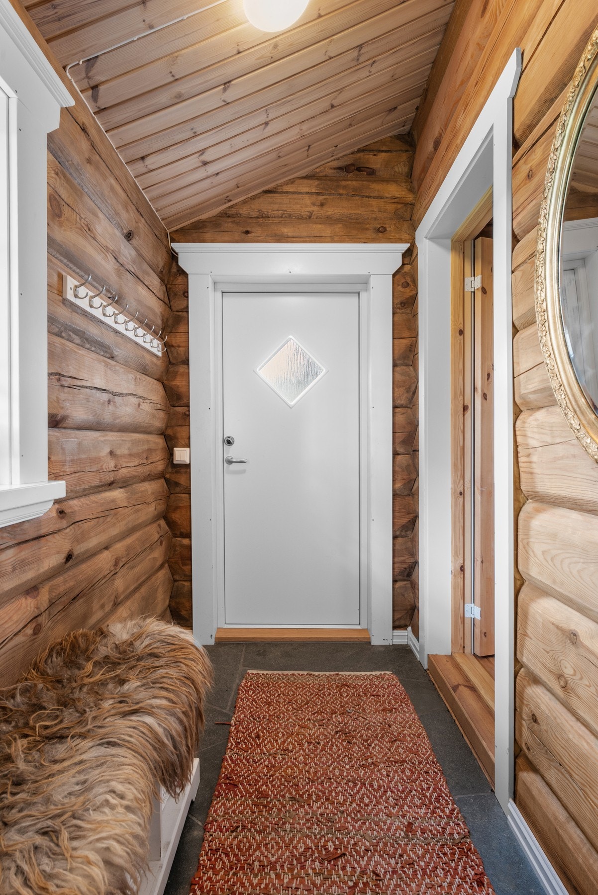 Gangen har skifer på gulv med varmekabler. Galleribilde