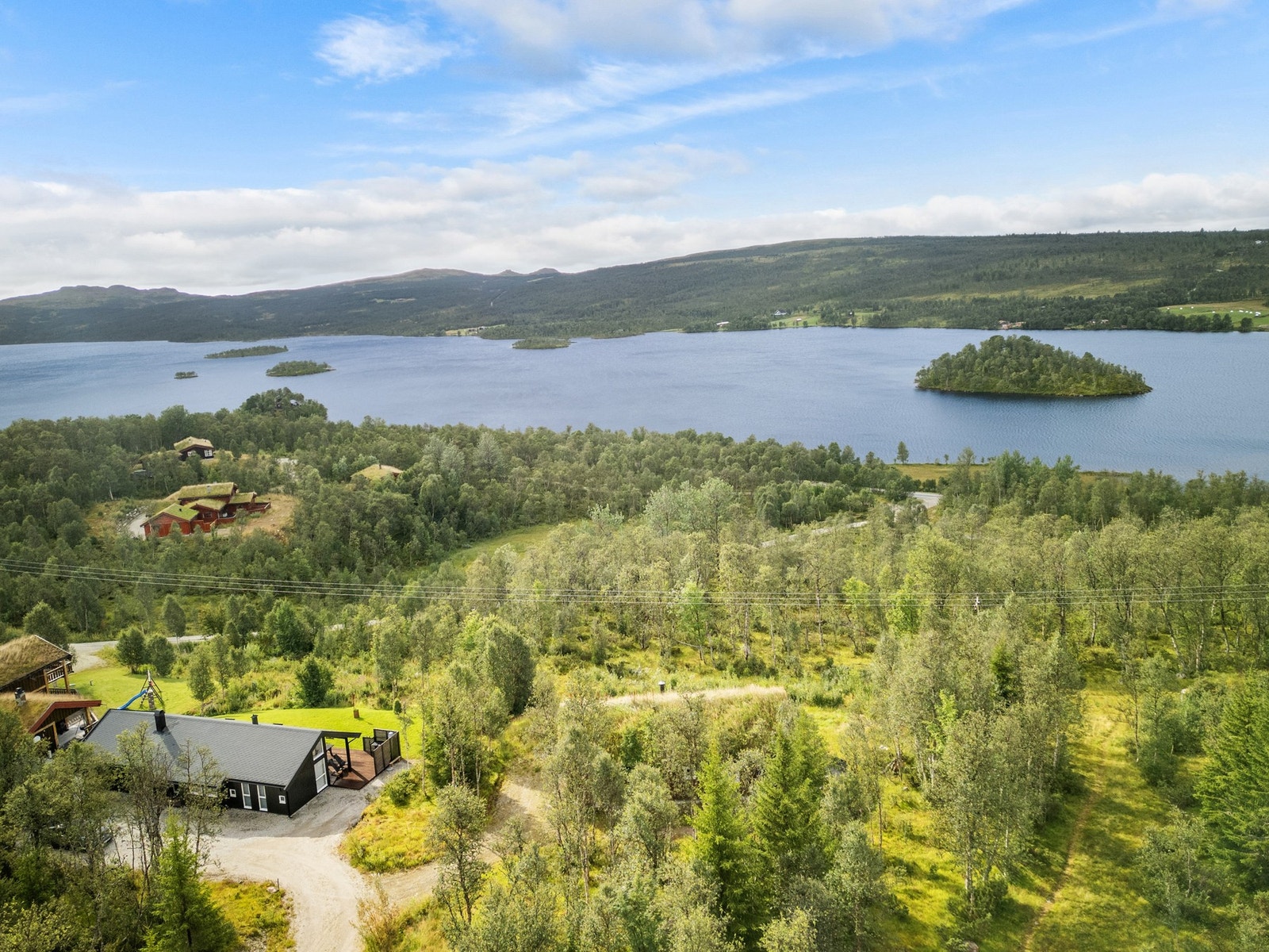 Til Røros sentrum er det ca. 8-9 km, og her finner en alle fasiliteter. Galleribilde