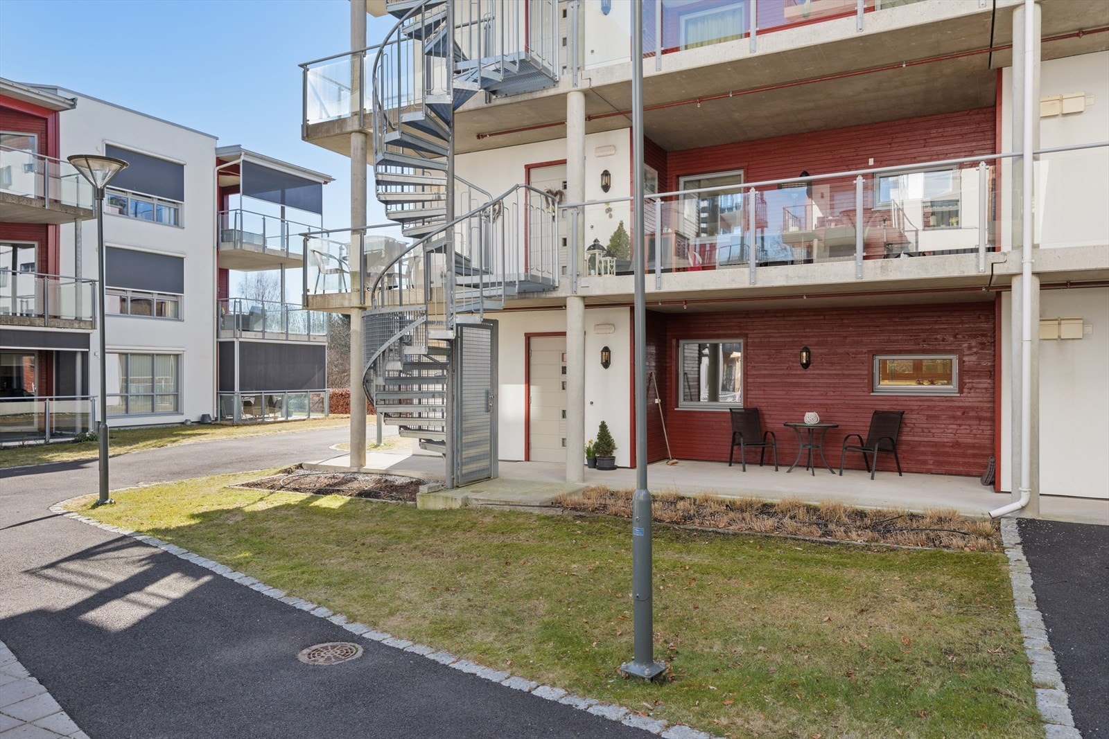 Leiligheten har egen inngang med enkel adkomst fra bakkeplan. Galleribilde