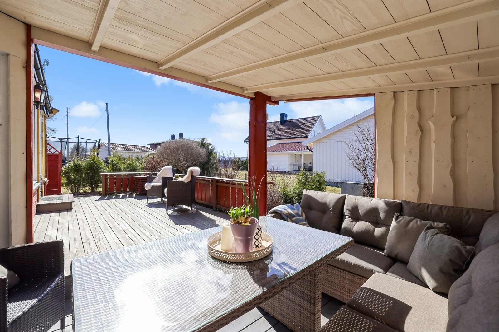 Boligen har et samlet terrasseareal på 38 m², inkludert denne lune, overbygde uteplassen. Galleribilde