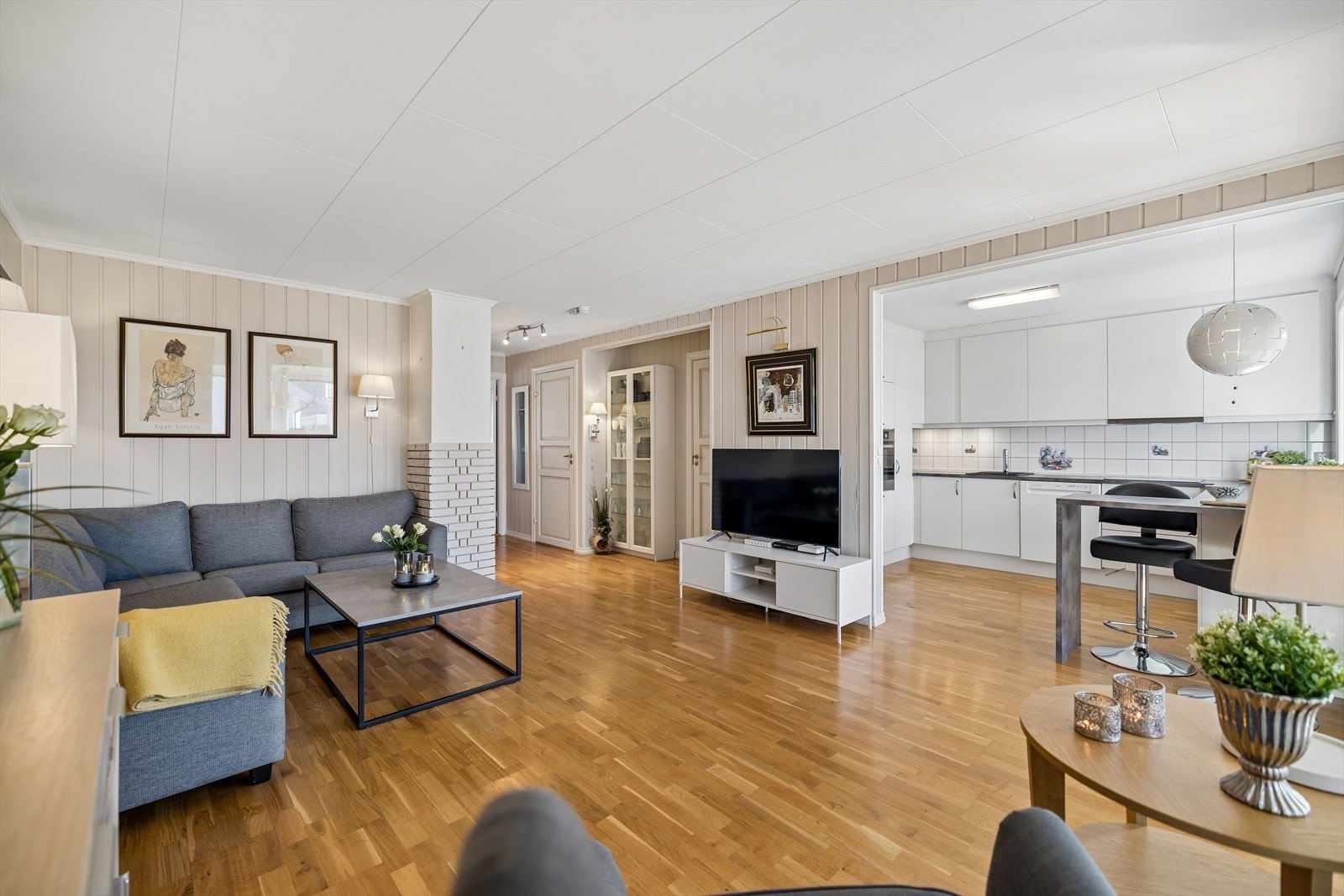 Stuen har en åpen løsning mot kjøkkenet, med gjennomgående parkett på gulvet. Galleribilde