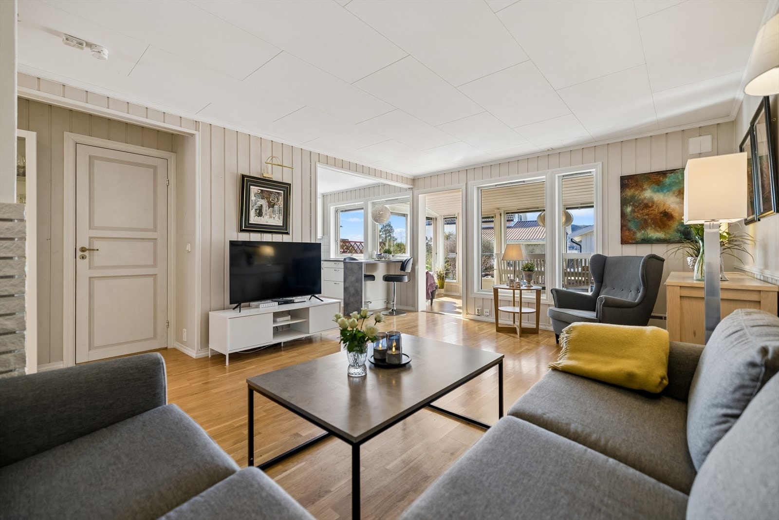 Stuen har store vindusflater og utgang til vinterhagen. Galleribilde