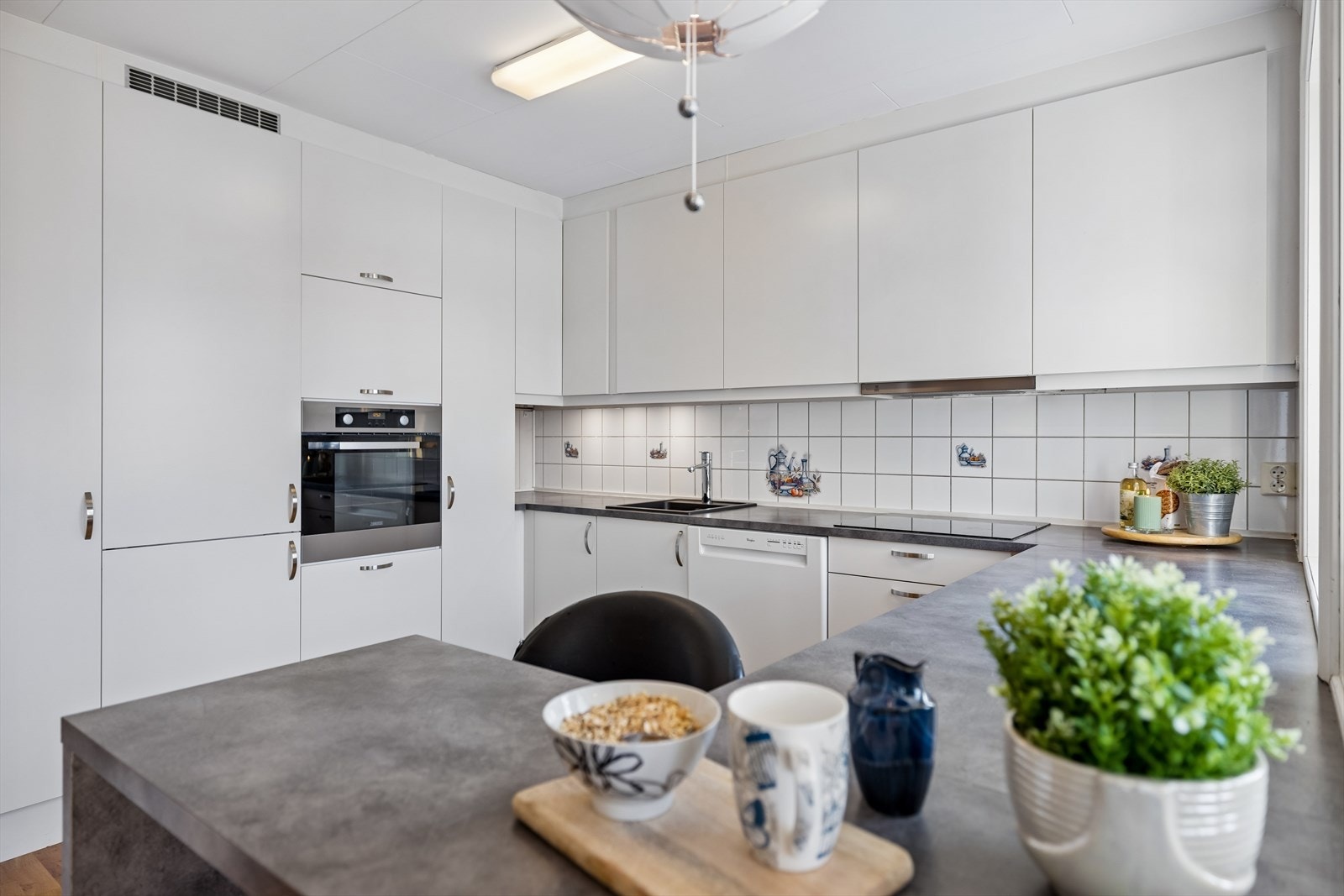 Kjøkkenet er utstyrt med integrert platetopp, komfyr og kjøleskap. Det er avsatt plass til oppvaskmaskin. Galleribilde