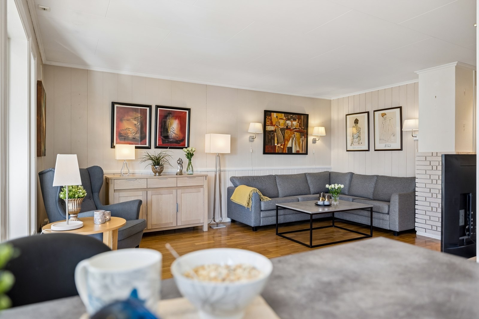 I stuen er det god plass til en romslig sofagruppe og annen møblering. Galleribilde
