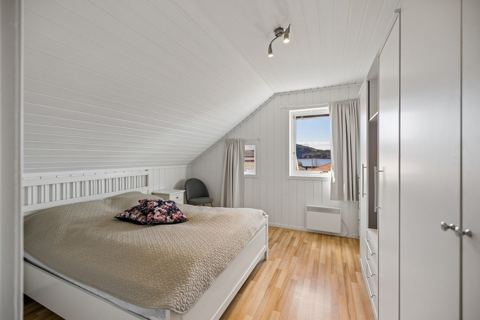 Det andre soverommet har rikelig med garderobeskap og fin utsikt mot Furnesfjorden. Galleribilde