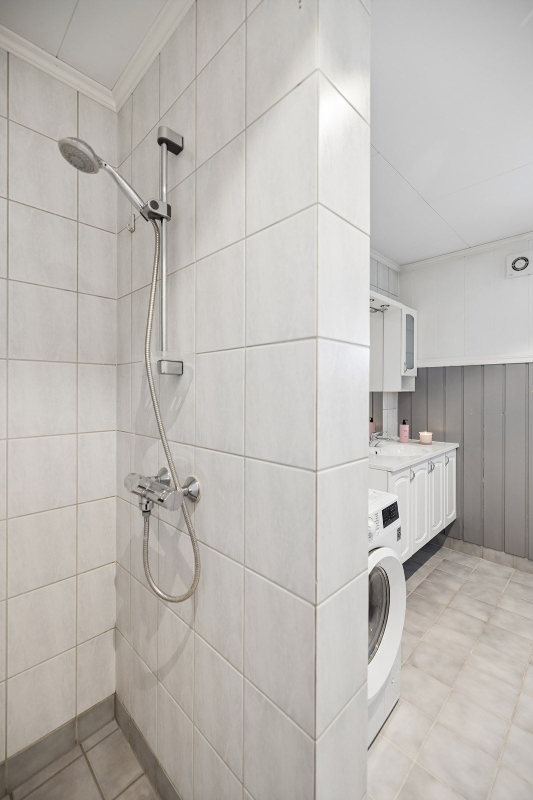 Badet er utstyrt med en dusjnisje og har mekanisk avtrekk med utkast til friluft. Galleribilde