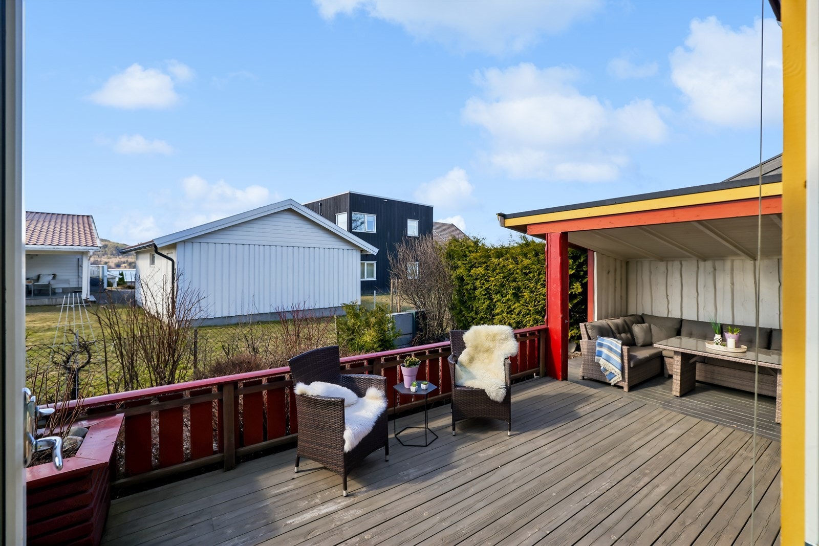 Fra vinterhagen er det direkte utgang til terrasse og hage. Ønsker du plen for lek og aktiviteter er det park rett ved. Galleribilde
