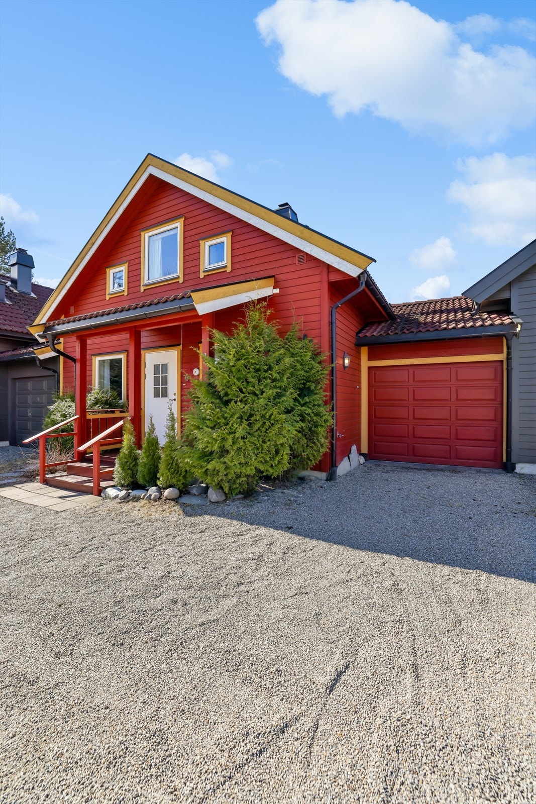 Dette er en velholdt, kjedet enebolig fra 2002 med gruset gårdsplass og egen garasje med elektrisk portåpner. Galleribilde