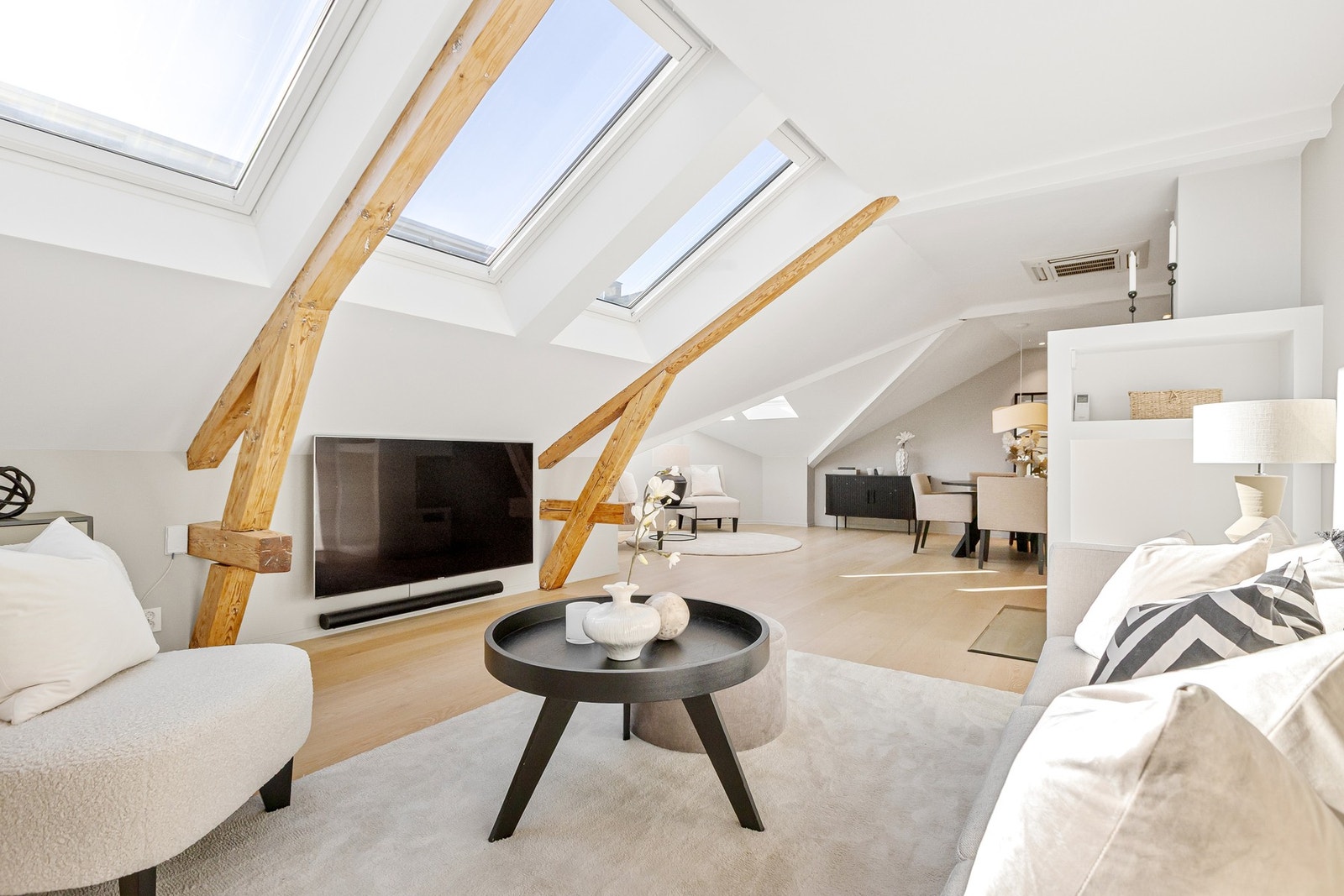 Velux takvinduer fra 2022 med automatisk solskjerming. Galleribilde