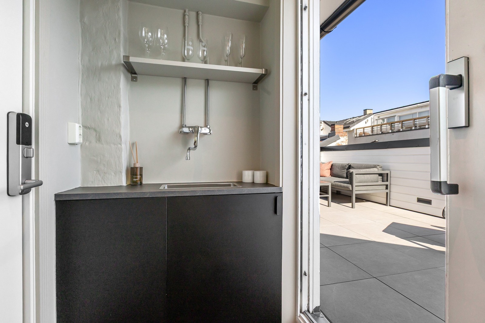 Utgang til solrik takterrasse fra mellomgang. Galleribilde