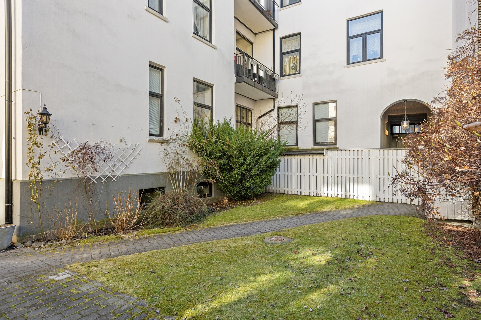 Sameiet har felles tomt opparbeidet med diverse beplantning. Galleribilde