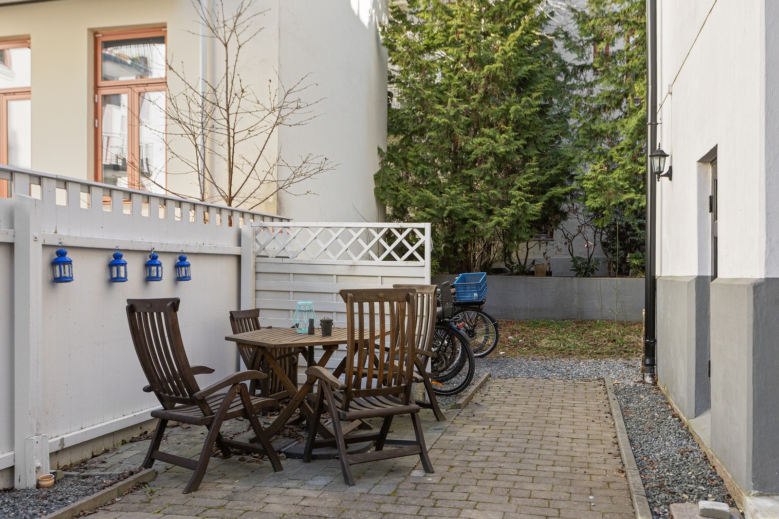Fellesområder har blant annet sykkelstativ og internveier av grus. Galleribilde