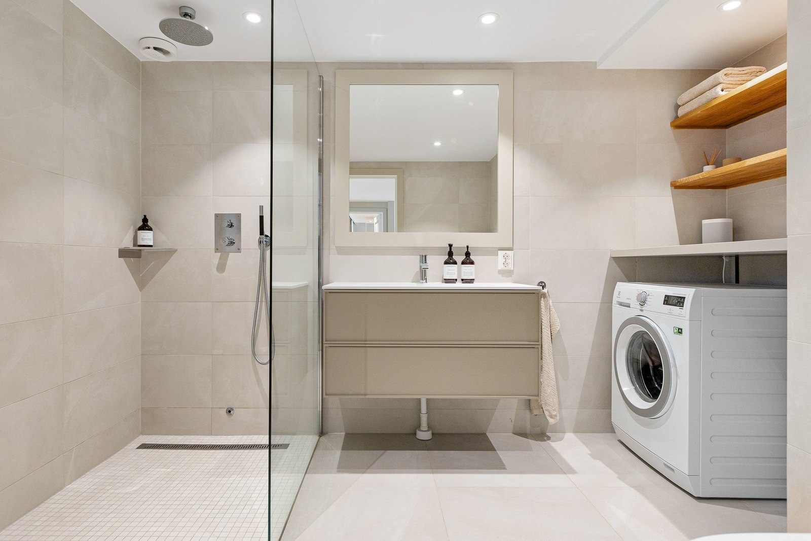 Badet er flislagt med gulvvarme og har vegghengt servantinnredning fra 2025 med skuffer. Galleribilde