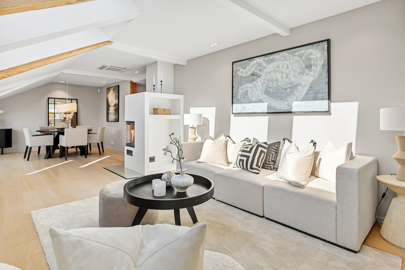 Leiligheten har en stor og lys stue. Galleribilde