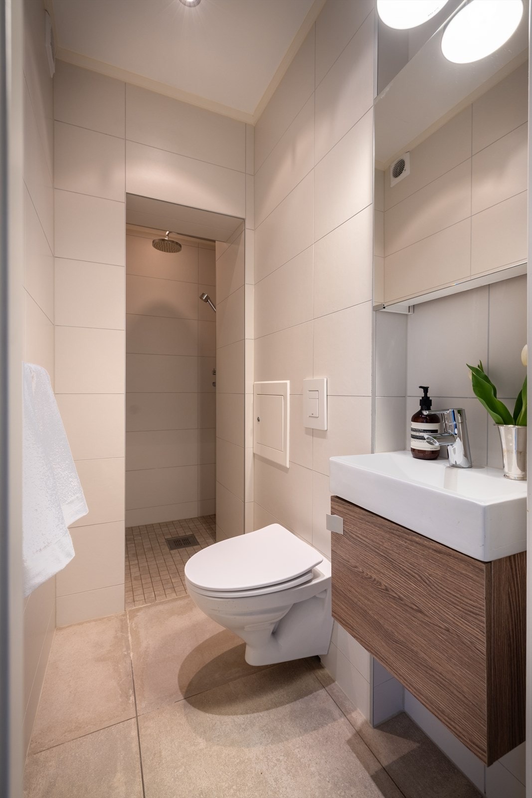 Det øvrige badet er også fra 2015 og er utstyrt med vegghengt wc, servantskap og dusj i hjørne. Galleribilde