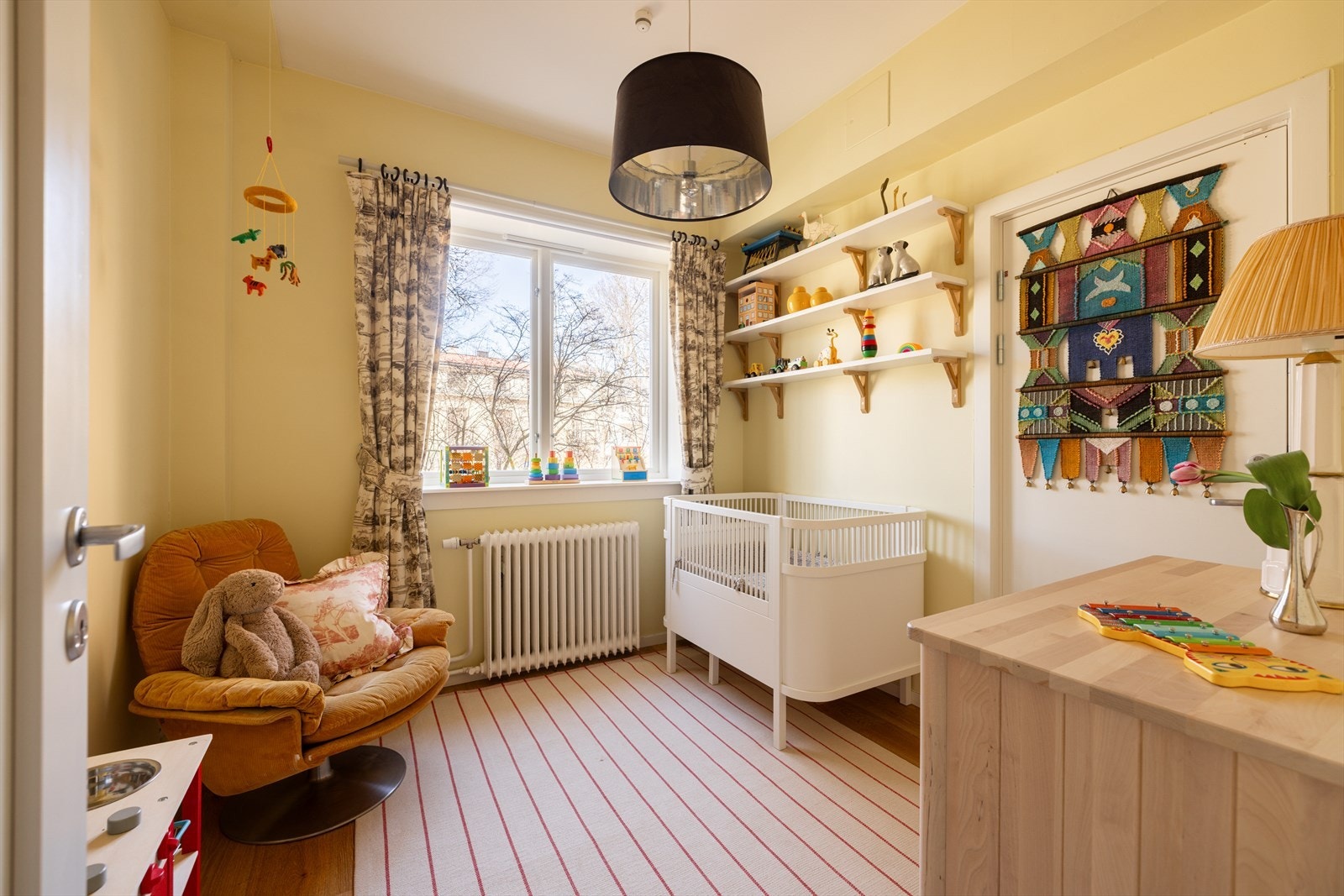 Soverom llll har egen inngang via baktrappen. Galleribilde