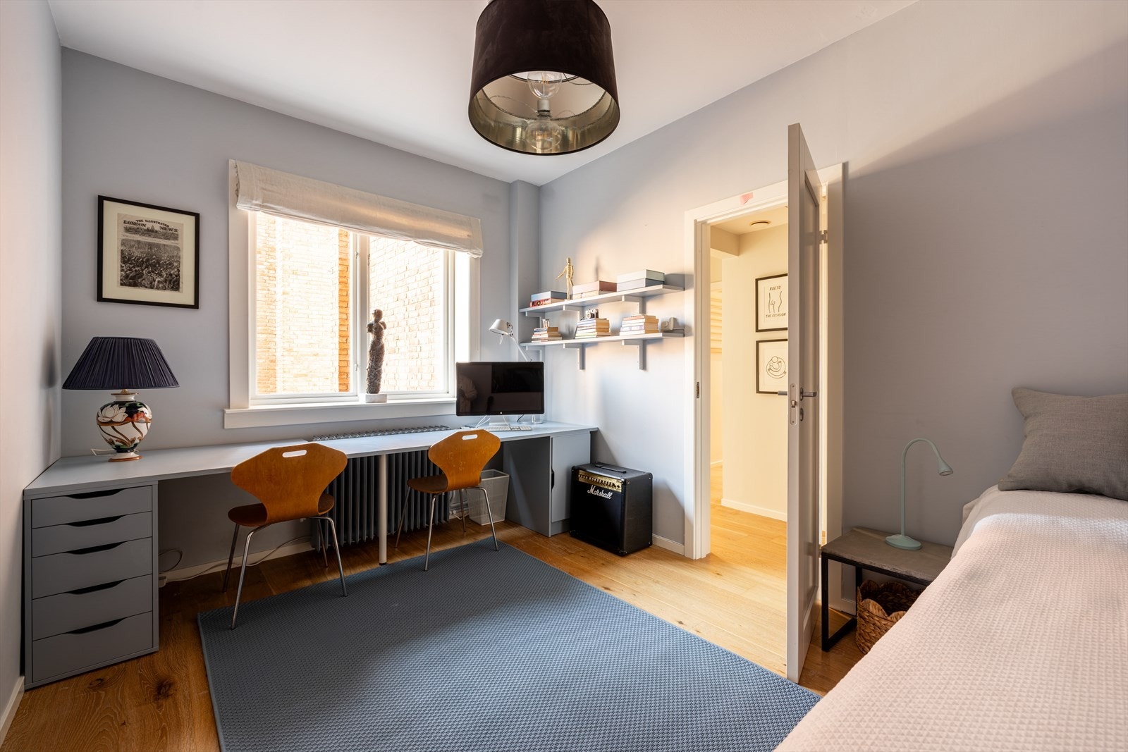 Det er gode muligheter for både innredning med seng, garderobe og øvrig møblement. Galleribilde