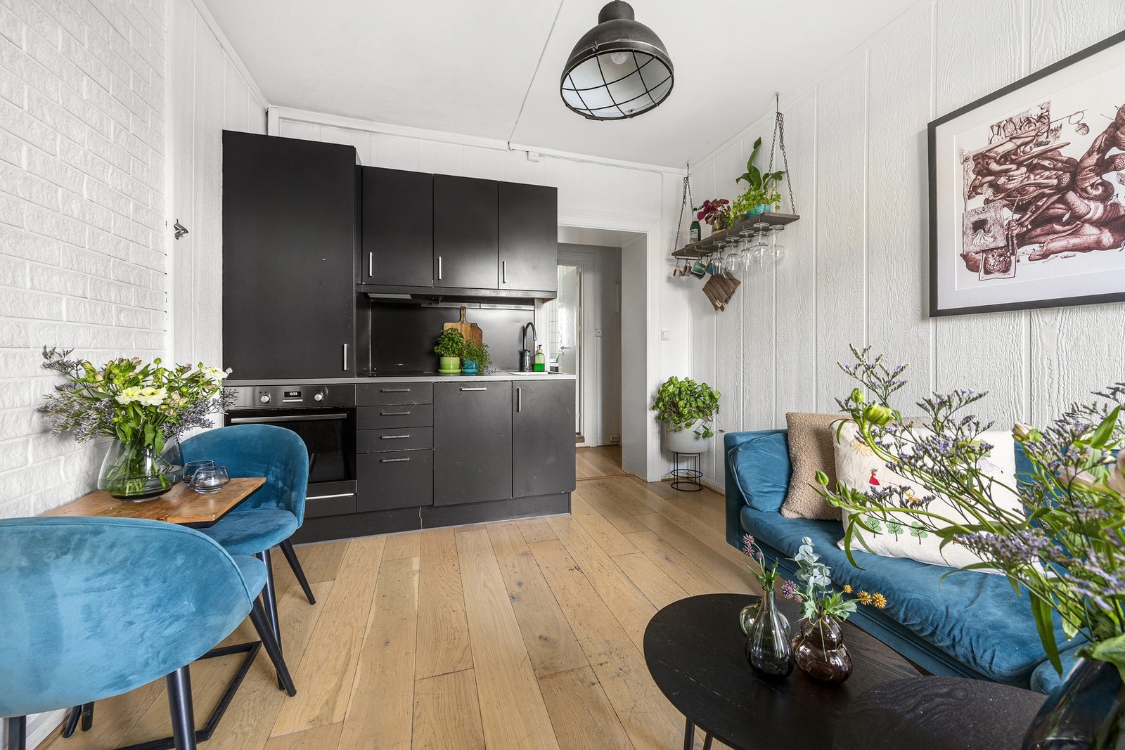 Ikea kjøkkeninnredning med integrert stekeovn, induksjonstopp, oppvaskmaskin og kjøleskap. Galleribilde