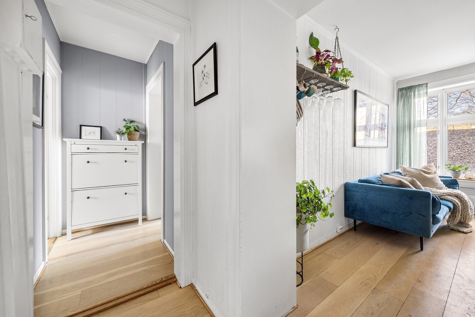 Lys og innbydende entré med inngang videre til alle boligens rom. Galleribilde