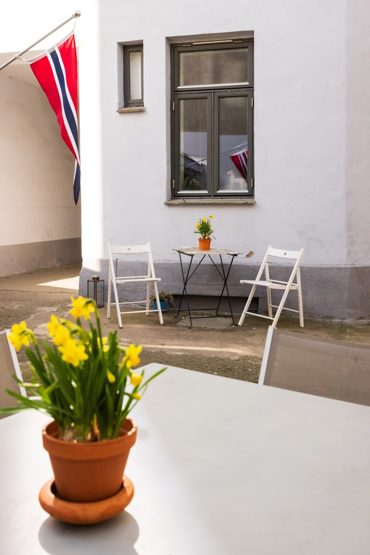 Flere sittegrupper i bakgården. Galleribilde