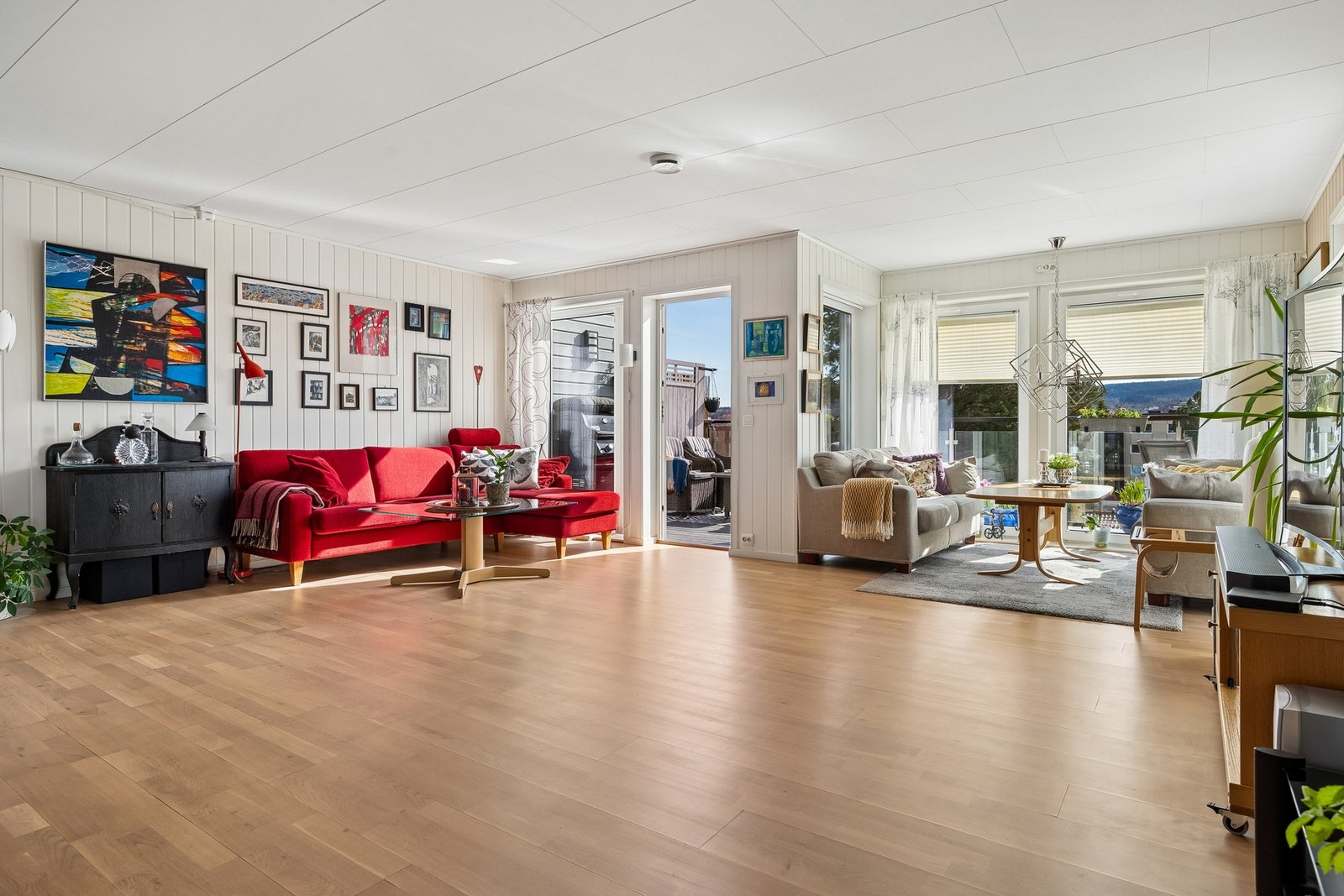 En stue med god romfølelse og fleksible møbleringsmuligheter. Galleribilde