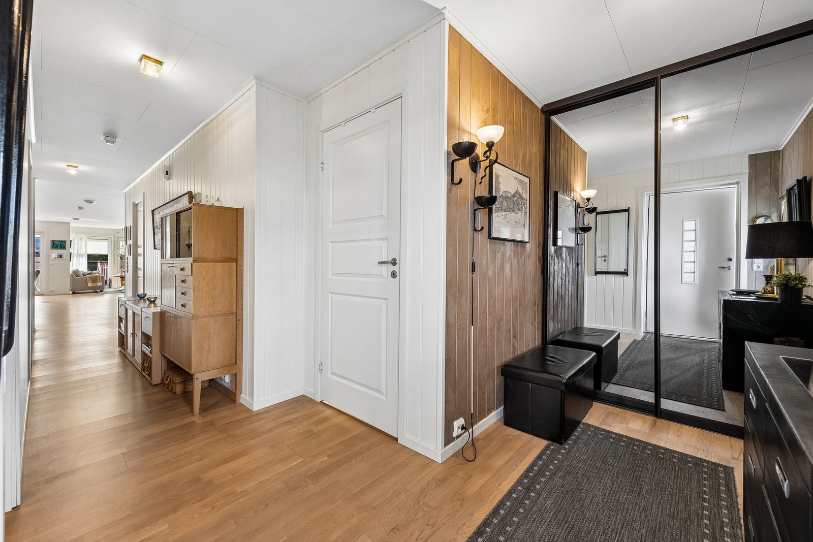 Entréen har en stor skyvedørsgarderobe som byr på gode oppbevaringsmuligheter. Galleribilde