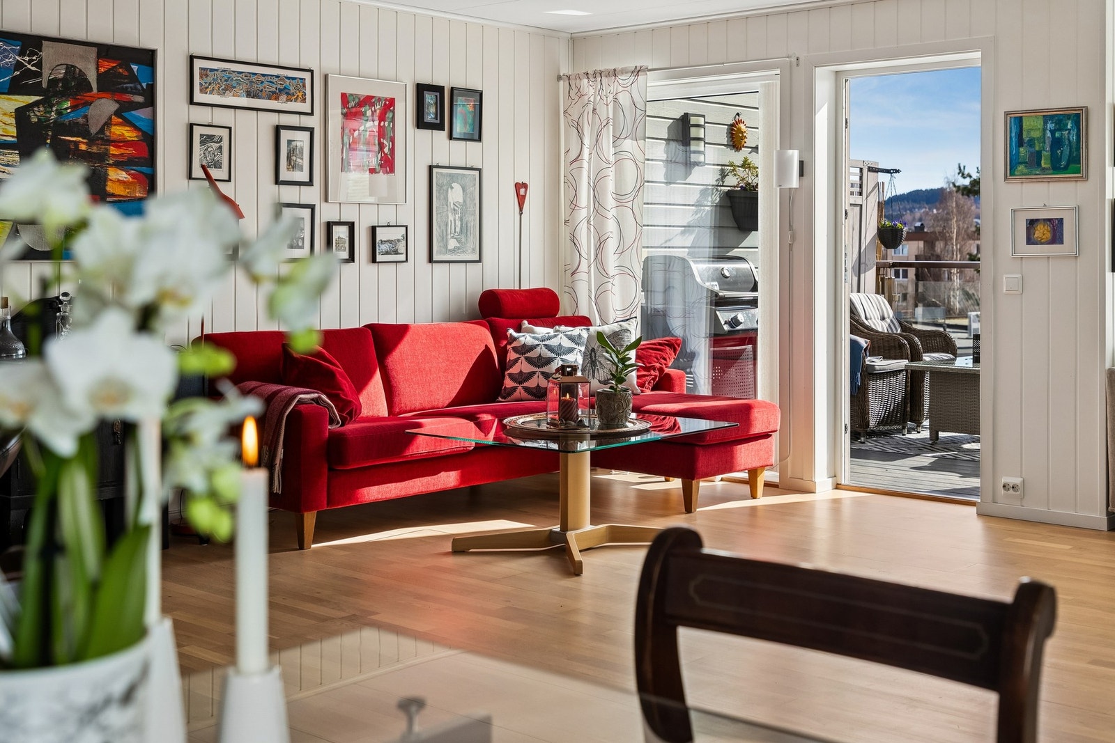 Leiligheten er i hovedsak oppvarmet med vannbåren gulvvarme tilkoblet varmesentral. Galleribilde