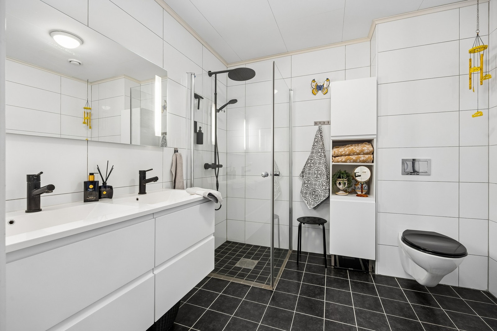 Badet er flislagt og har gulvvarme. Galleribilde