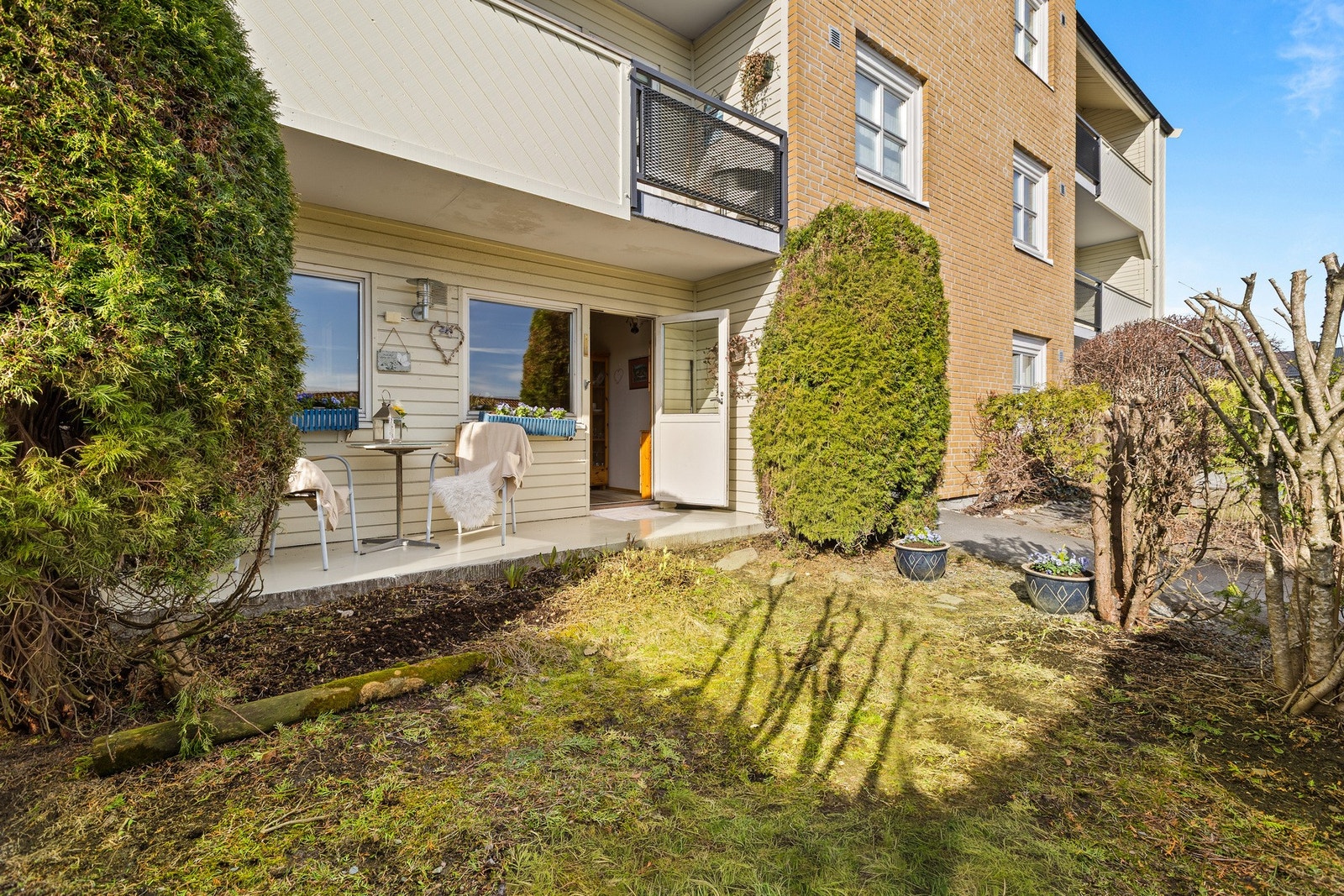 Sjelden anledning! Terrasseleilighet i 1. etasje med trappefri adkomst, garasjeplass, hage og 2 terrasser. Galleribilde