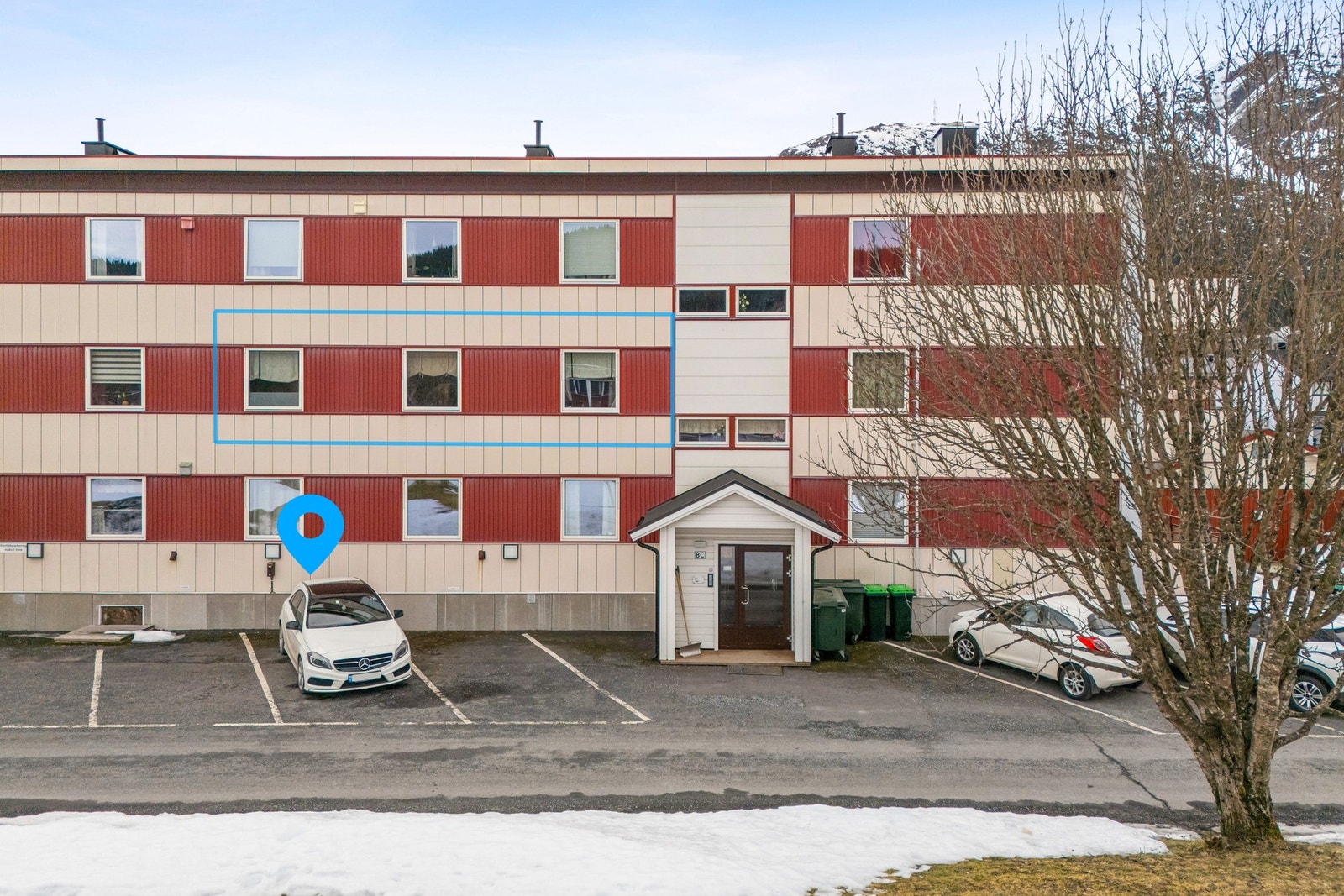 Leiligheten disponerer parkering utenfor inngangspartiet merket med nr 6. Det er i tillegg 4 el-bil ladere for borettslaget. Galleribilde