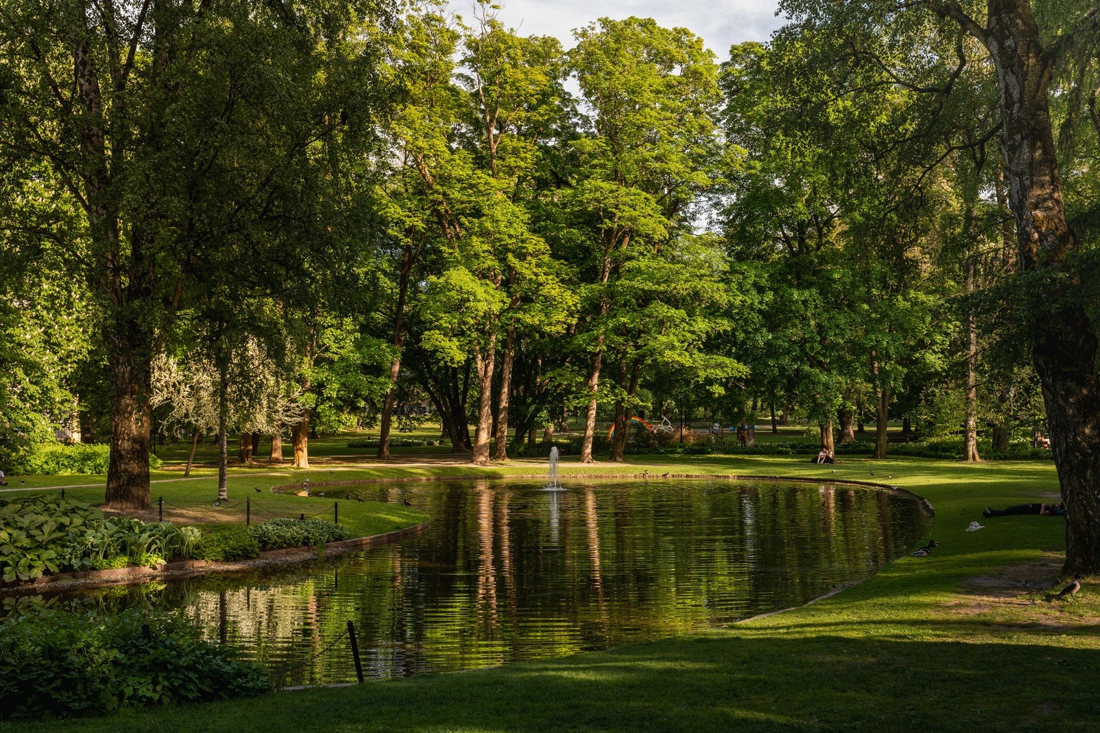 Slottsparken er en av hovedstadens første, store parker. Den omgir Slottet på alle kanter og preges av grønne gressbakker, blomstrende enger, fargerike staudefelt og velvoksne trær Galleribilde