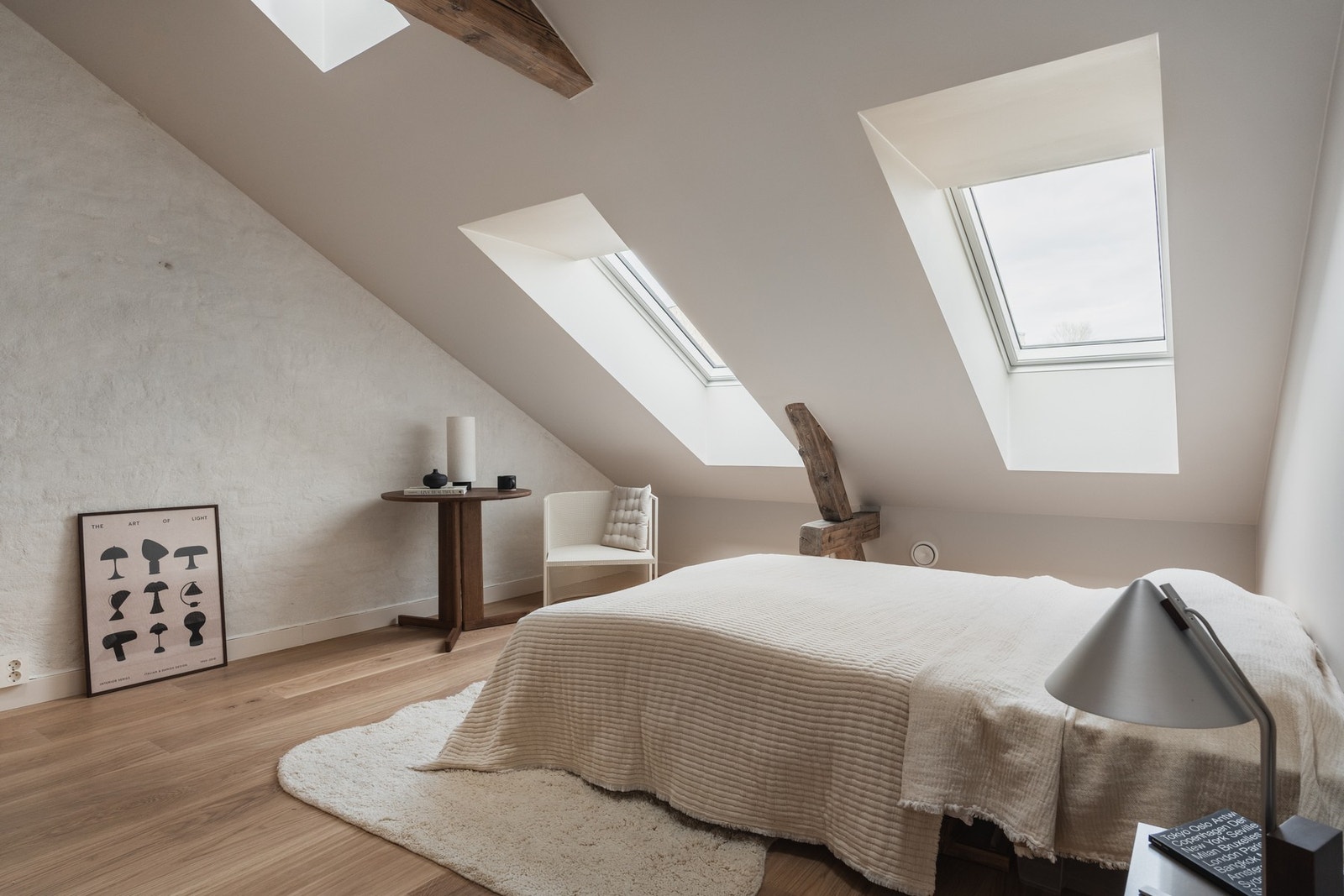 Leiligheten har tre soverom, dette ligger i forbindelse med stuen. Alle tre soverom vender inn mot rolig bakgård. Galleribilde