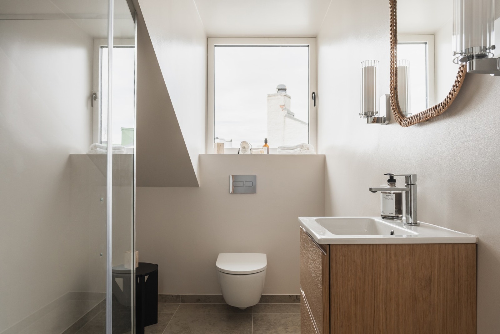 En-suite bad, stilrent innredet. Behagelig med naturlig lys. Galleribilde