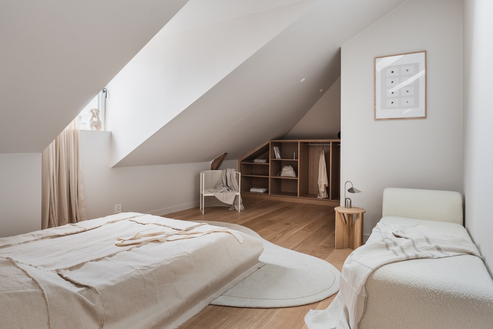 Leilighetens hovedsoverom ligger innerst i leiligheten og er tilknyttet eget bad. Galleribilde
